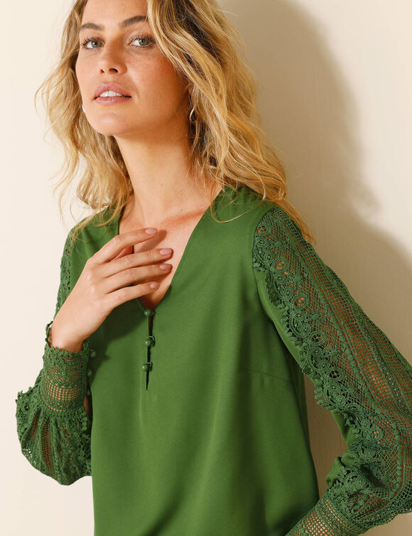 Blouse macramé col V manches longues, crêpe fluide (vert olive) Blouse macramé col V manches longues, crêpe fluide (vert olive)